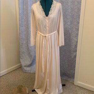 Vassarette Vintage Pink Negligée Set with Lace Trim and Tie Belt